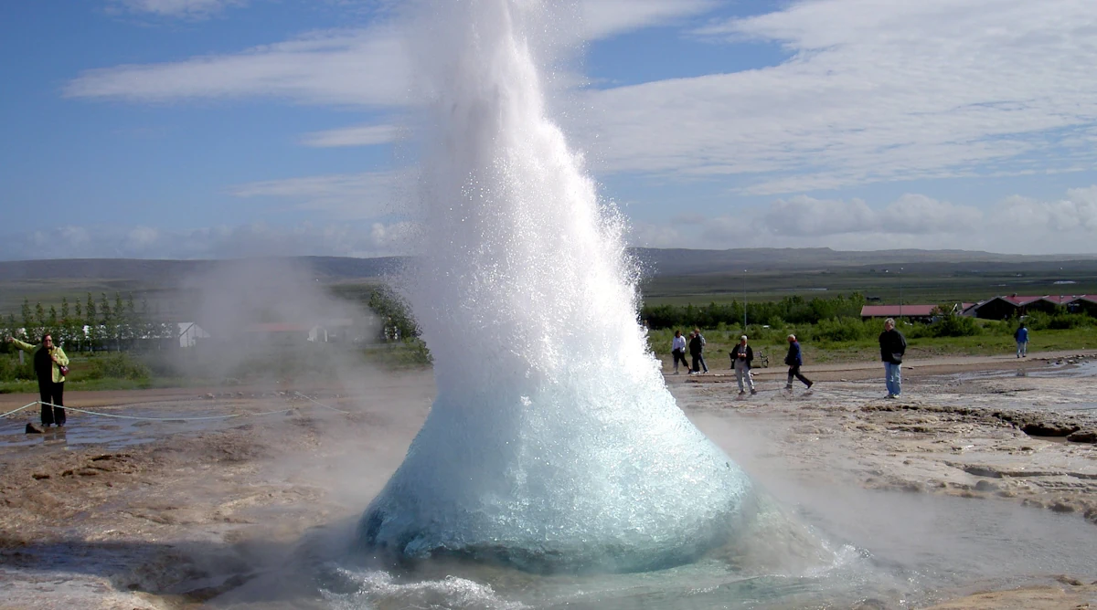 Geysir vs Strokkur – dlaczego jeden śpi, a drugi wybucha?
