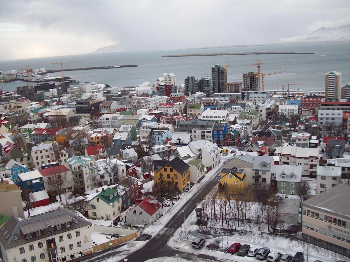 Islandzka scena street art - Reykjavik jako galeria pod chmurą