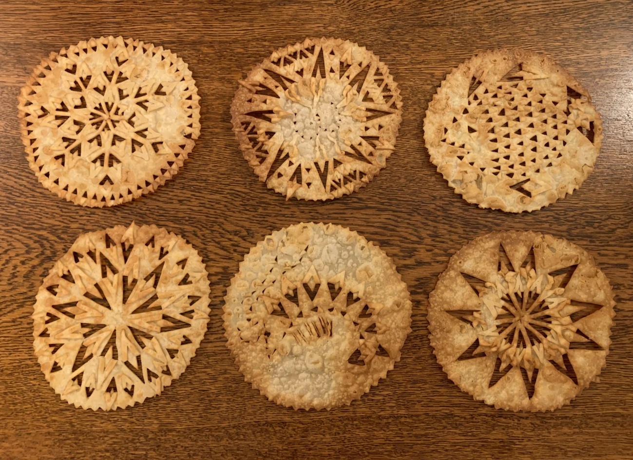 Laufabrauð – przepis na tradycyjny "chleb liściasty" wycinany w wzory