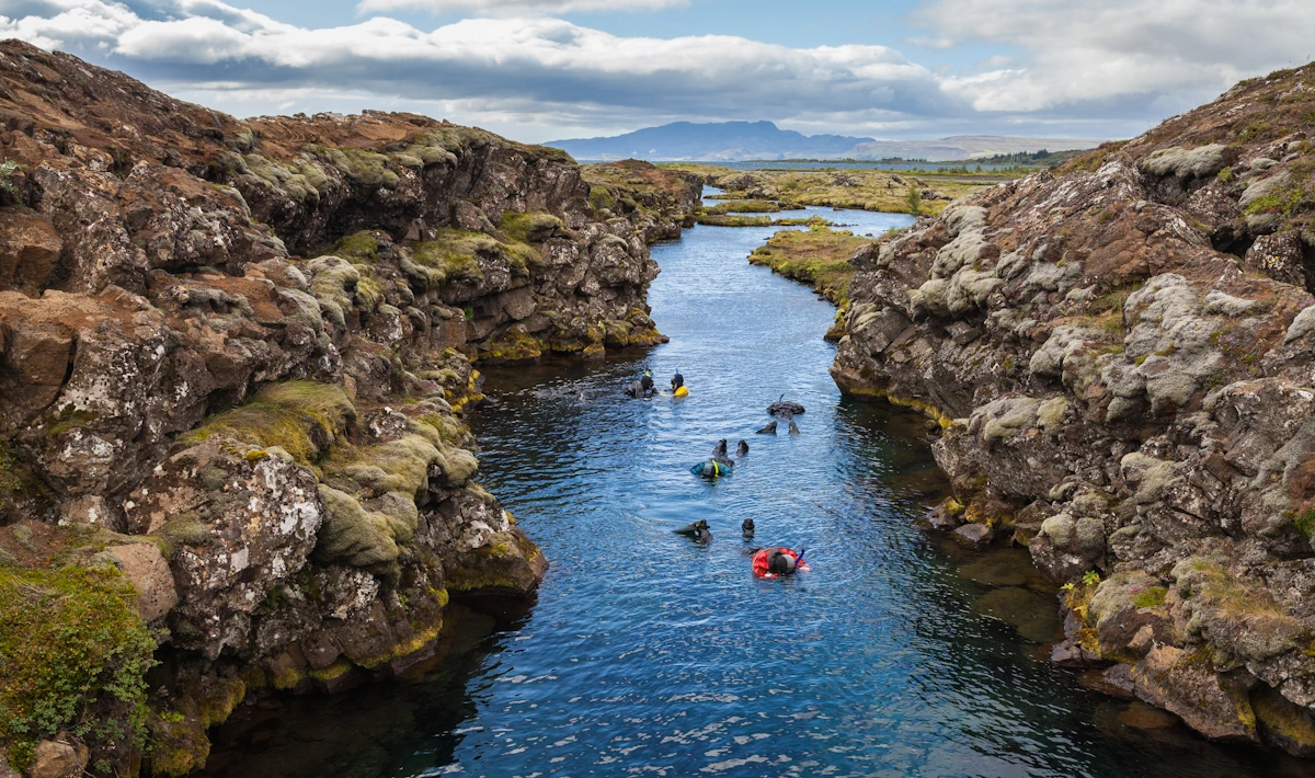 Nurkowanie w szczelinie Silfra – poradnik dla poszukiwaczy adrenaliny